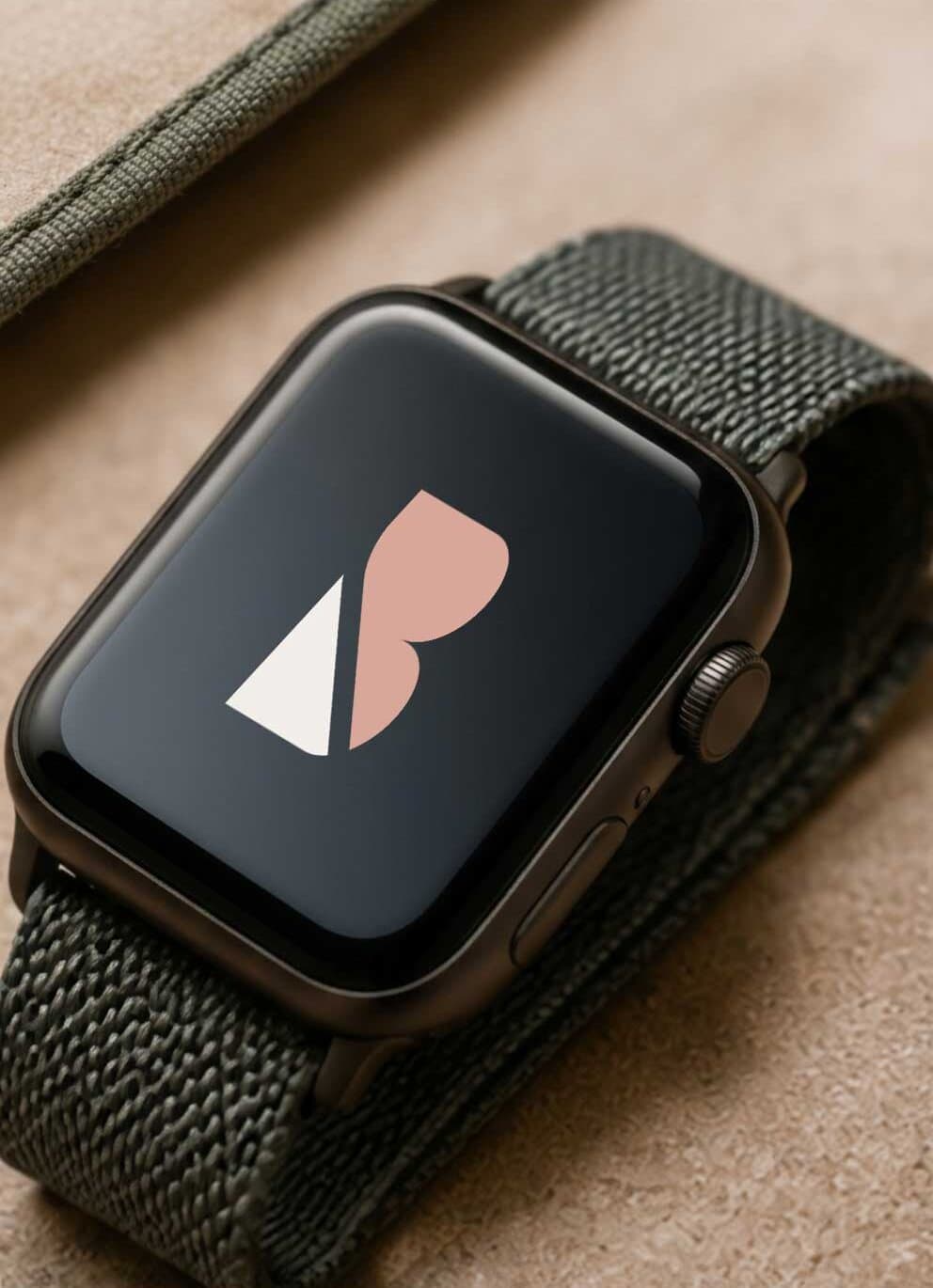 Apple Watch con correa de nailon verde oliva y el isotipo de bandé en pantalla